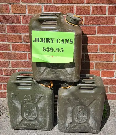 Extremely rugged, military-style floating fuel can with integrated air vent for smooth pouring. Insi...