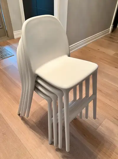 Trop grand pour une chaise haute, mais trop petit pour une chaise d'adulte ? La chaise junior est la...