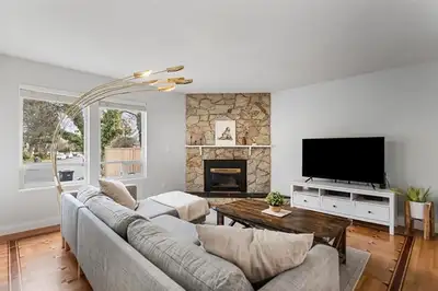 3 bedroom 1.5 bathroom house for rent