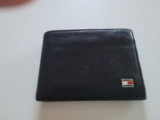 Tommy Hilfiger Leather Wallet in Men's in Calgary - Image 3