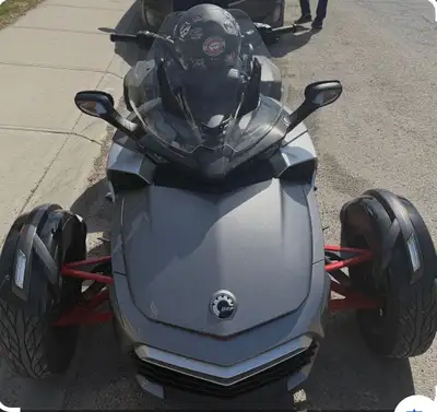 For sale is my 2015 Can-Am Spyder F3 with only 18,527 km. This three-wheel touring/cruising motorcyc...