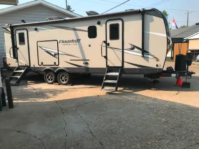 2021-26 Foot Travel Trailer like new condition, this trailer comes with all the bells and whistles....