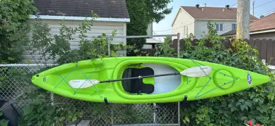 Voguez sur l'eau avec ce kayak Pelican Argo 120, parfait pour une personne et offrant une expérience...