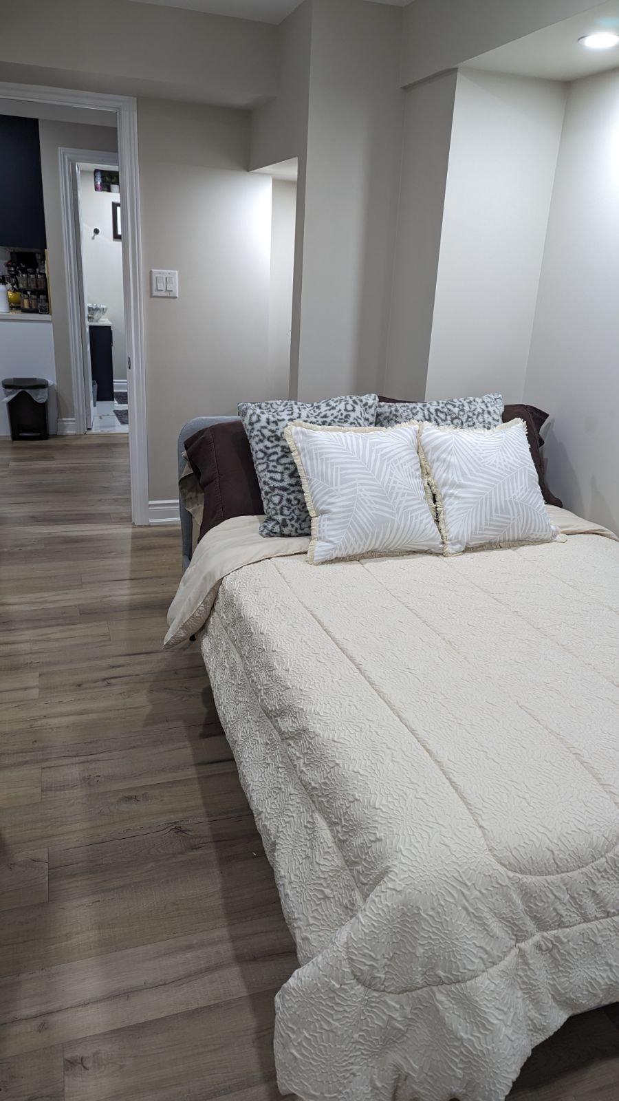 One Bedroom Basement apartment Including Utilities 3