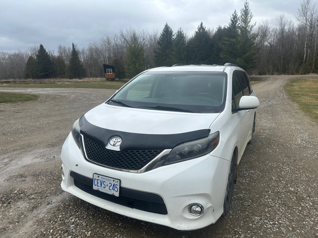 2012 Toyota Sienna loaded in Cars & Trucks in Guelph