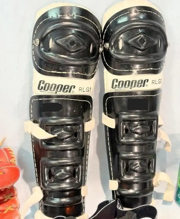 SPORTS LOT KIDS- 2 BASEBALL GLOVES / pr HOCKEY SHIN PADS BAT CUP in Other in Mississauga / Peel Region - Image 4