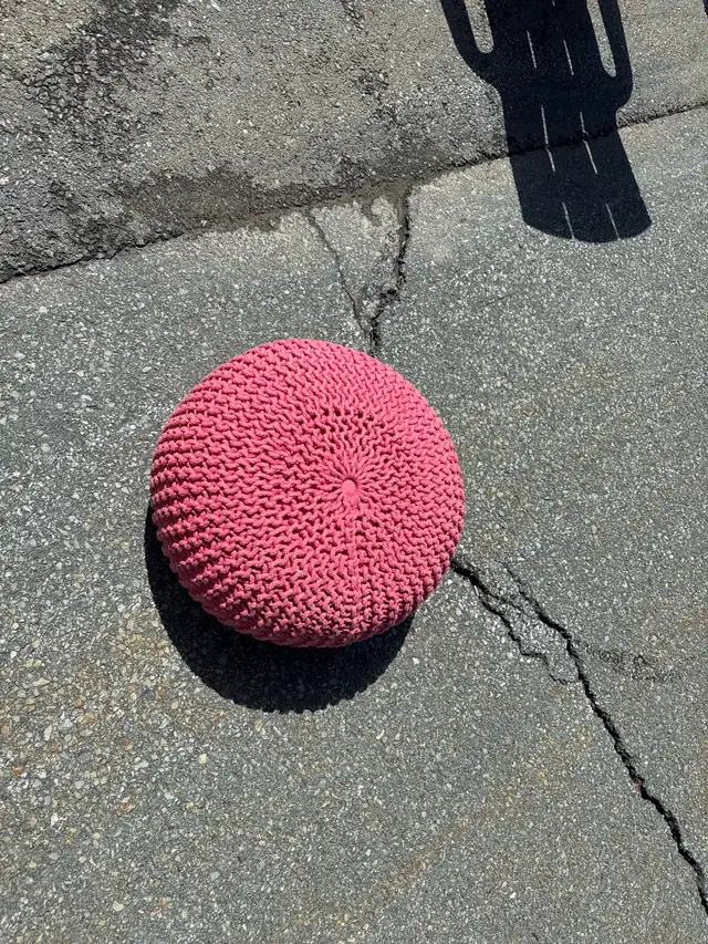 Round Knit Pouf in Chairs & Recliners in City of Halifax - Image 2
