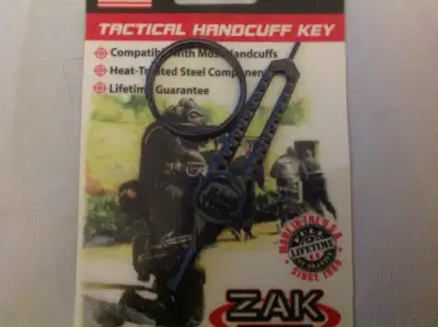 J'ai à vendre une clé universelle ou une clef universelle pour menottes. I have for sale a tactical...
