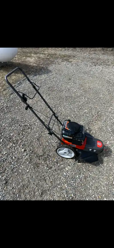Husqvarna HO 625 HWT. Hardly used. Comes with extra string line. OBO. Chetwynd BC