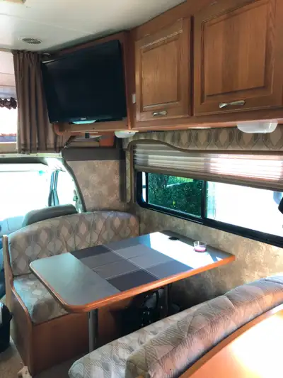 Ford camper Maverick 2006 6.8 L très bien entretenu mécanique A1 . Tout est fonctionnel et très prop...