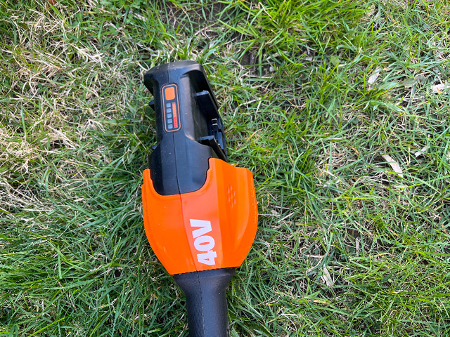 Worx 40V weed trimmer plus charger and two batteries in Lawnmowers & Leaf Blowers in London - Image 2