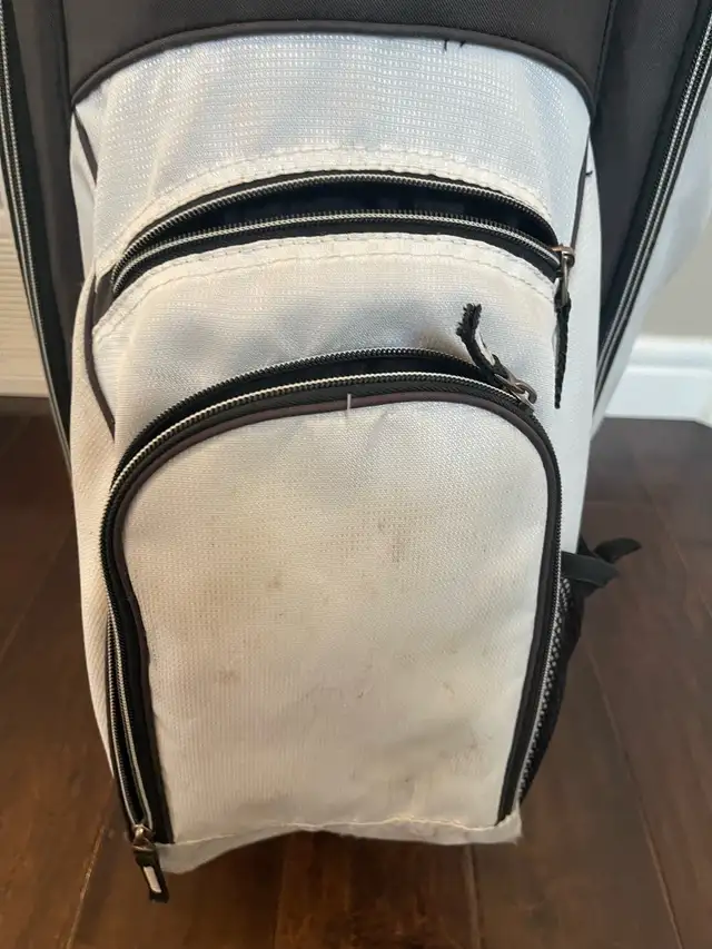 Taylormade golf bag  in Golf in Edmonton - Image 9