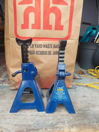 Set of 2 ton car jack stands, like new used once. 25$ for both