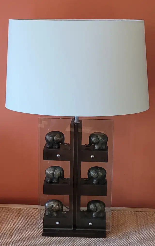 Lampe à table motif éléphant Elephant Table Lamp in Indoor Lighting & Fans in Laval / North Shore - Image 2
