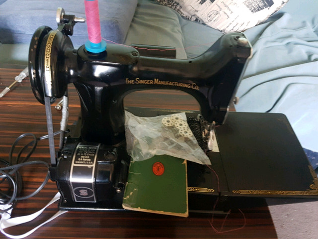 Singer Featherweight sewing machine dans Art et objets de collection  à Barrie