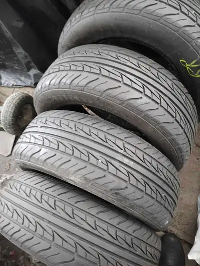 4 pneus été 205 65 15 comme neuf