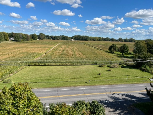 Terrain 15000 pieds carré / Lot 15000 sqft — photo 1