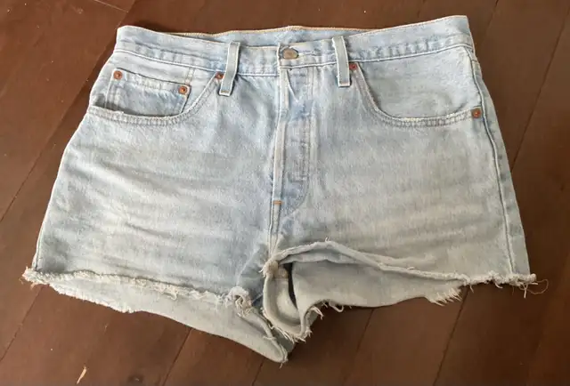 Levi’s Denim Shorts - size 30 in Women's - Bottoms in Oakville / Halton Region - Image 2