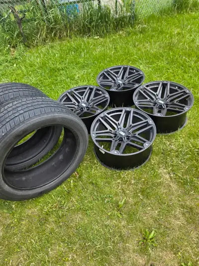 Selling fast HD rims 22 inch I had them mounted to my 2019 ram dt new body 6 lug as summer set selli...