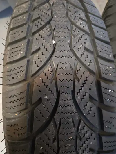 4 ESKAY WINTER TIRE S tires like new condition 215 70R 16