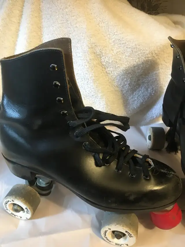 VINTAGE DOMINION CANADA LEATHER ROLLER  SKATES in Skates & Blades in Mississauga / Peel Region - Image 2