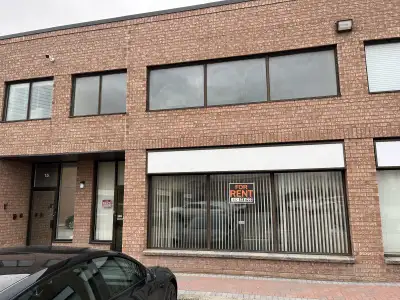 A 1920 sqft open concept unit with 19.5 ft clearance height and large ground level door. Zoned M1 fo...