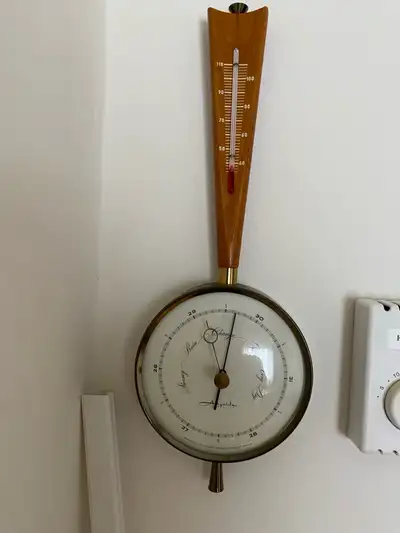 Découvrez ce baromètre Airguide vintage, un instrument classique qui allie fonctionnalité et charme...