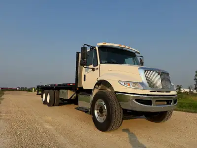 Maxxforce DT engine, 10 speed transmission, 16,000 front, 40,000 rear, diff lock, engine brake, air...