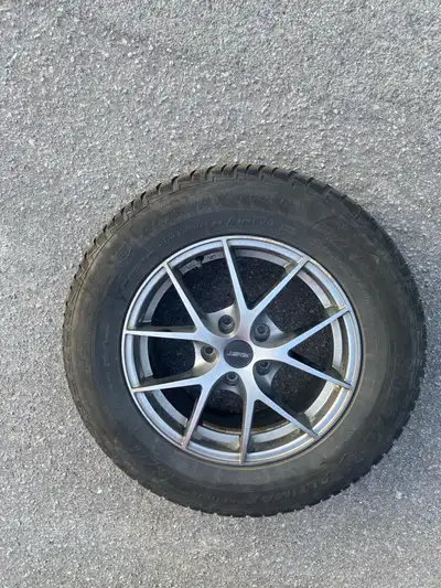 4 mags 16" pouces a vendre marque Fast bolt 5/114,3 les pneus d’hiver dessus à donner je vends juste...