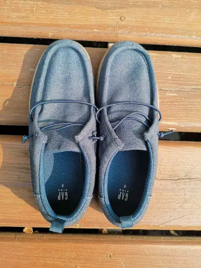 Gap casual shoes for boys - size 5, View more