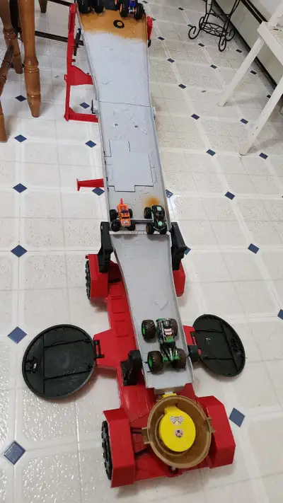 Monster TRUCKS DOWNHILL RACE & GO Play Set. Comes with vehicles in photo. Folds up for easy storage.