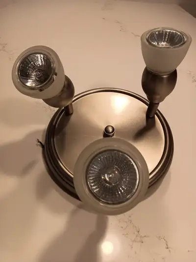 Plafonnier à 3 lumières , métal et verre d'albâtre, nickel satiné et halogènes inclus