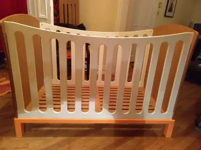 Bassinette 2 niveaux matelas et armoire avec portes pour vêtements de bébé - portes dont à poser tou...