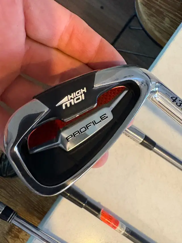 women’s right handed Wilson golf clubs and bag in Golf in Guelph - Image 2