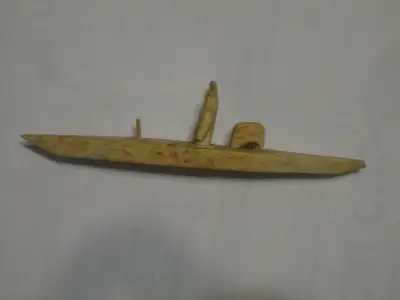 Sculpture inuit en os. Kayak avec chasseur., View more