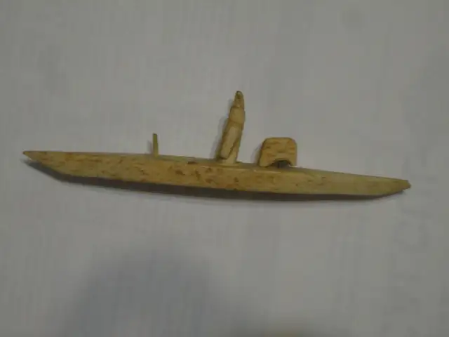 Sculpture inuit en os. Kayak avec chasseur. in Arts & Collectibles in Laurentides - Image 2