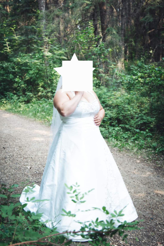 Beautiful white wedding dress plus size 20 in Wedding in Edmonton