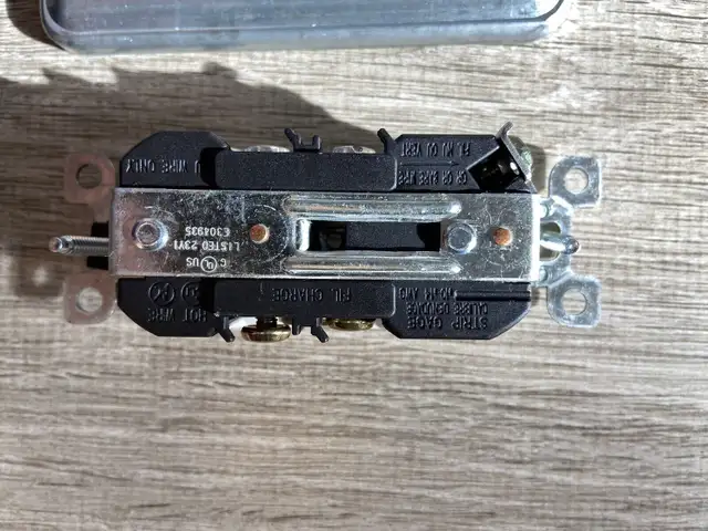 20 Amp, 250 Volt, NEMA 6-20R, 2-Pole, 3-Wire, Heavy-Duty Outlet in General Electronics in Markham / York Region - Image 5