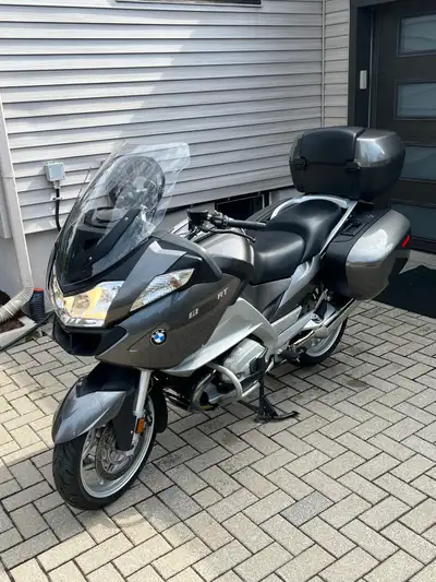 Super moto toujours bien entretenu chez Motorad MTL Très propre, jamais couché dehors à qui la chanc...