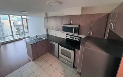 Medium 8x10 room 25th floor Downtown Vancouver 610 Granville - $1195/mo avail Sep 1 [SEE VIDEO] Vide...