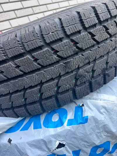 4 pneus Toyo d’hiver à vendre ❄️ 4 pneus Toyo d’hiver avec jantes Dimension : 225/70 R16 9 mm de sem...