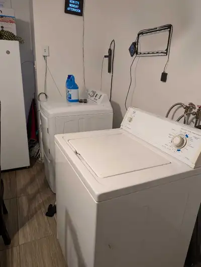 Électricité 100 can en hiver, 50 can en été. Une personne. La chambre est libre. Texte moi au 514 62...