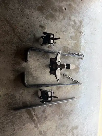 Used Husky 10000 lb trailer hitch with sway bars and brackets Asking $250 Text or Call 403 771 1854