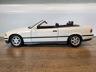 Product No. 31812 Maisto 1993 BMW 325i Convertible White No Box