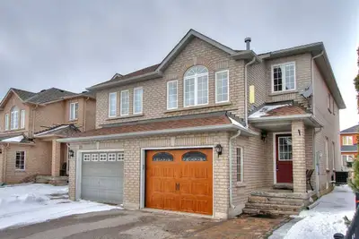 - Available from July 15, 2026 - Impressively renovated Semi-Detached House in Oak Ridges - Custom k...
