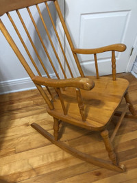 CHAISE BERÇANTE EN BOIS