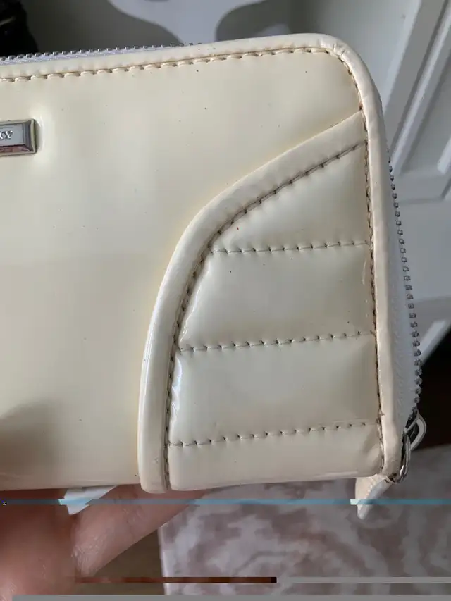 BURBERRY LONDON Patent Leather Cream Large Zip Around Wallet in Women's - Bags & Wallets in Oakville / Halton Region - Image 7