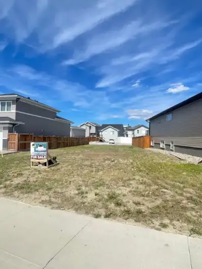 315 Skeena Cres W ~ Located in the beautiful subdivision of Garry Station! Close to parks, playgroun...