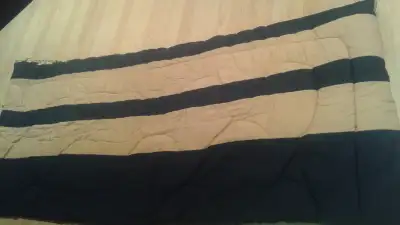 Sac de couchage doublé en flanelle. La grandeur est 32 pouces de large par 72 pouces de longueur Le...