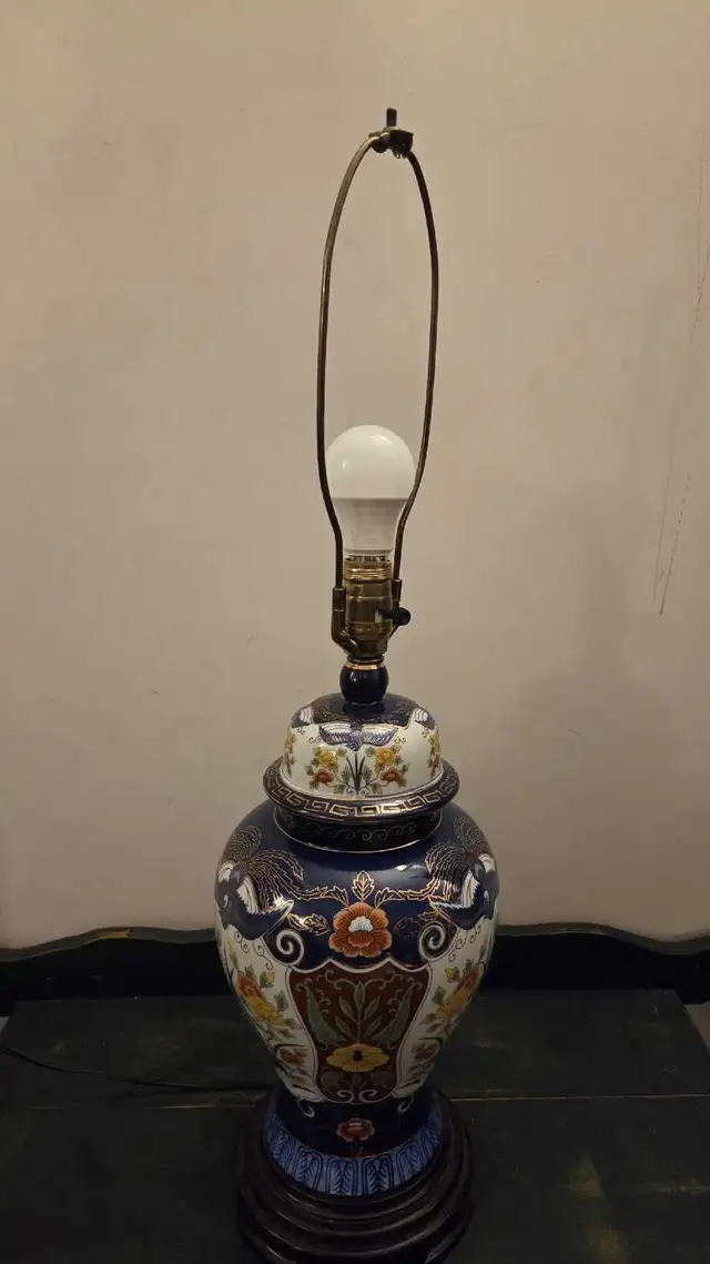 Vintage Large Japanese Asian Imari Porcelain Table Lamp in Indoor Lighting & Fans in City of Toronto - Image 9